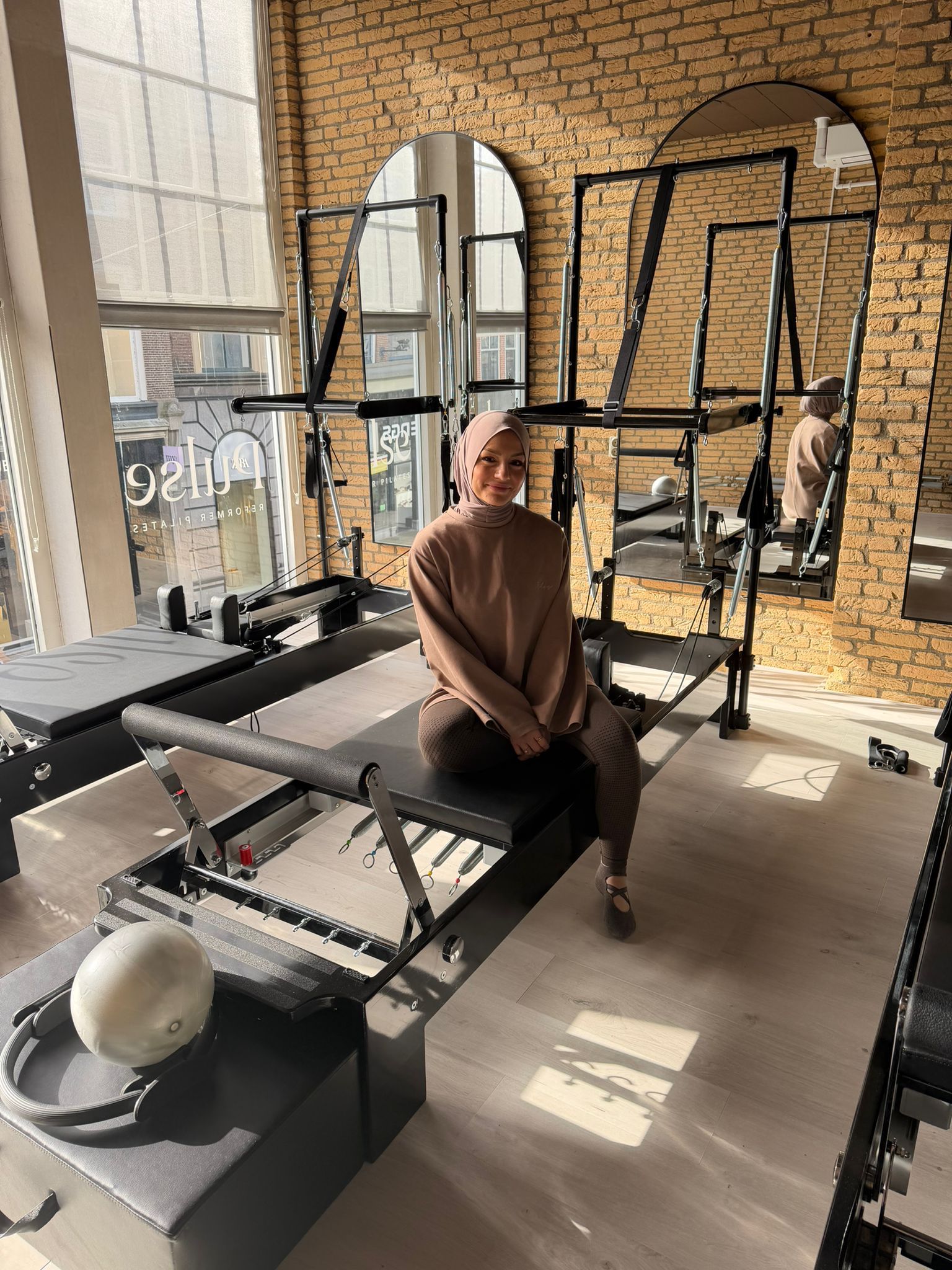 Ayse Selvili in de pilatesstudio
